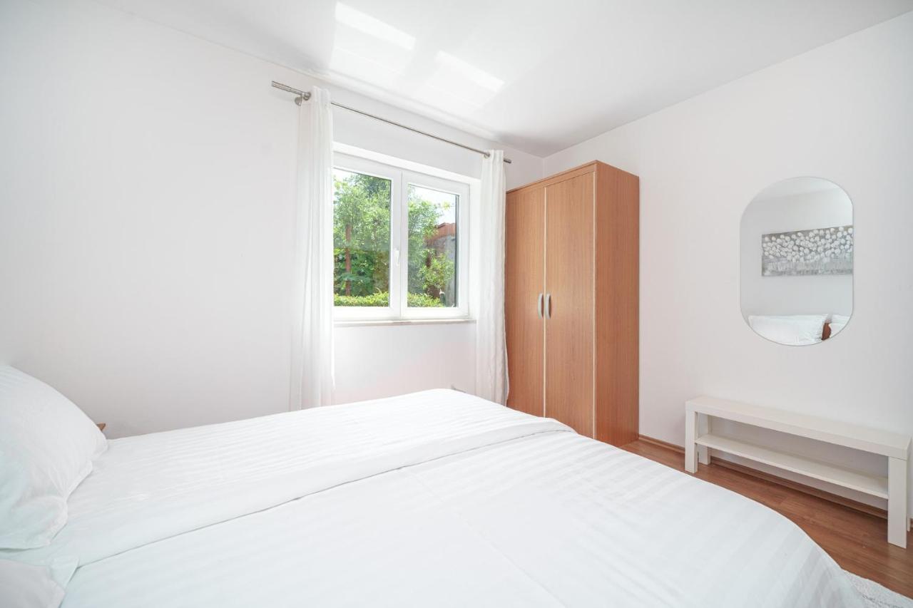 Family Petrov Apartments Vodice Extérieur photo