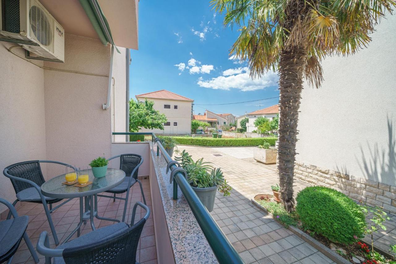 Family Petrov Apartments Vodice Extérieur photo