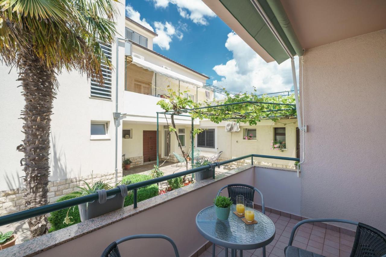 Family Petrov Apartments Vodice Extérieur photo
