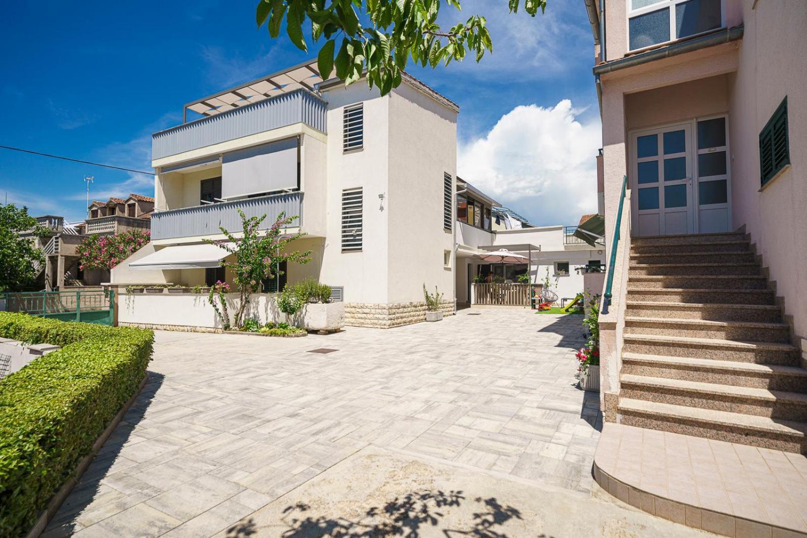 Family Petrov Apartments Vodice Extérieur photo