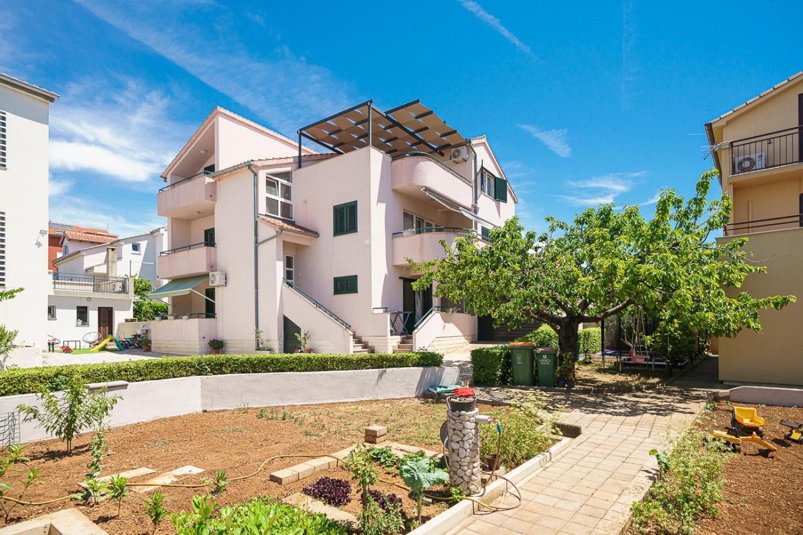 Family Petrov Apartments Vodice Extérieur photo